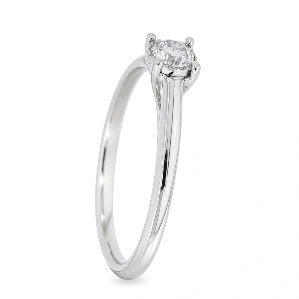 Gold ring with diamond