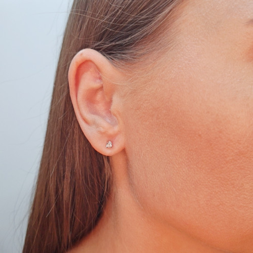 Золотый серьги с бриллиантом