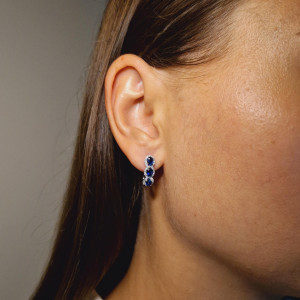 Gold earrings with sapphire