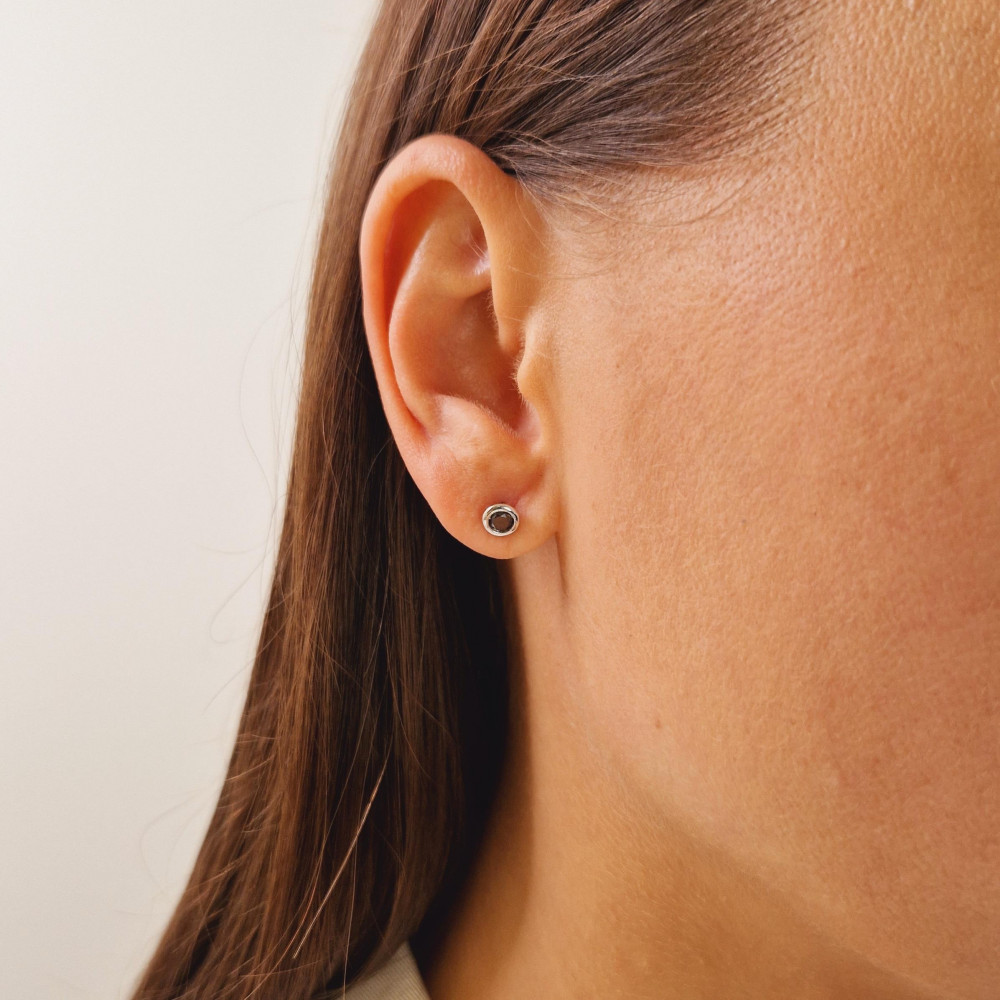 Auksiniai auskarai su juoduoju deimantu