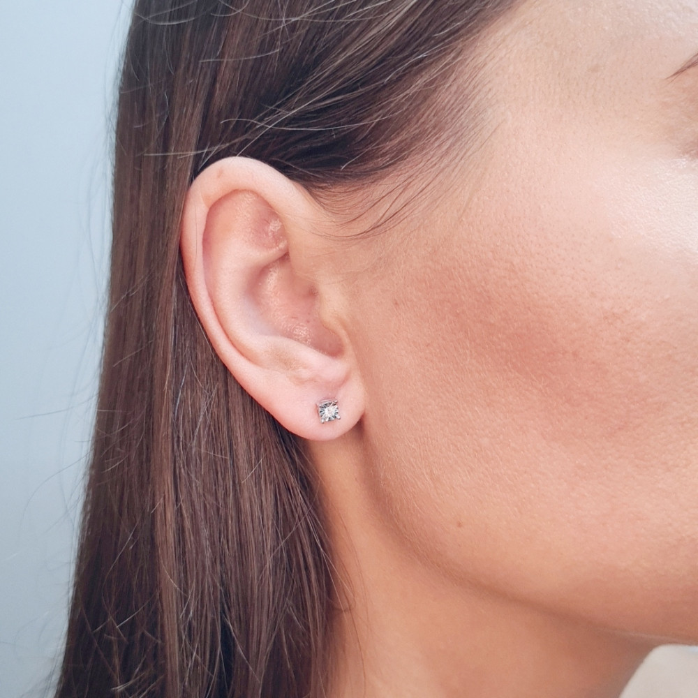 Gold earrings with diamonds