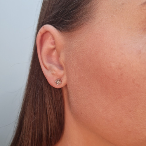 Gold earrings with diamonds