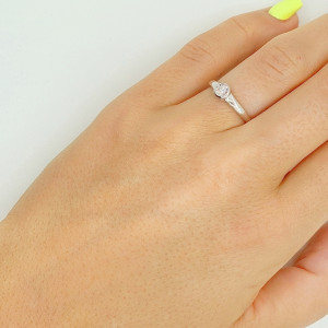 Gold ring with diamond
