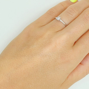 Gold ring with diamond