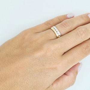 Golden ring with zircon