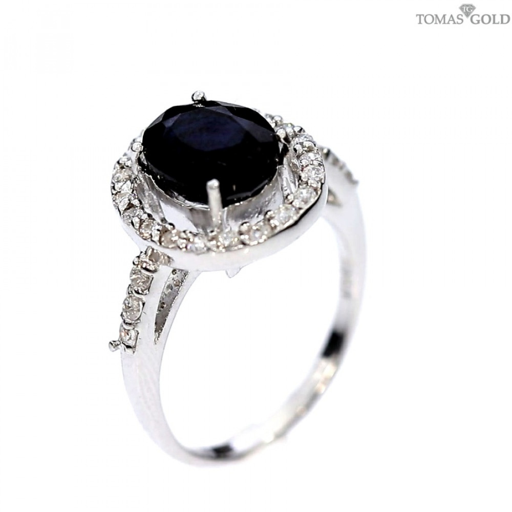 Hõbesõrmus korundiga