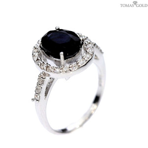 Hõbesõrmus korundiga