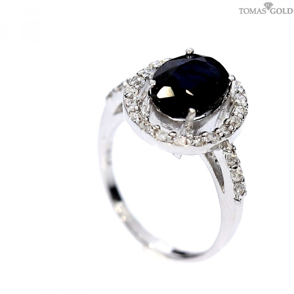 Hõbesõrmus korundiga