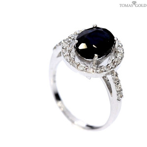 Hõbesõrmus korundiga