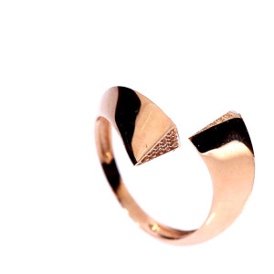 Golden ring with zircon