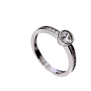 Kuldnesõrmus tsirkoonidega