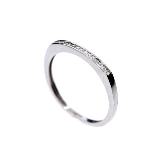 Kuldnesõrmus tsirkoonidega