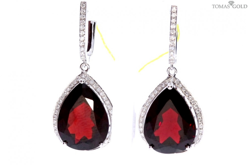 Golden earrings with garnet