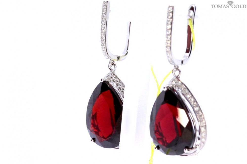 Golden earrings with garnet