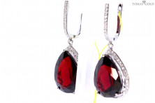 Golden earrings with garnet