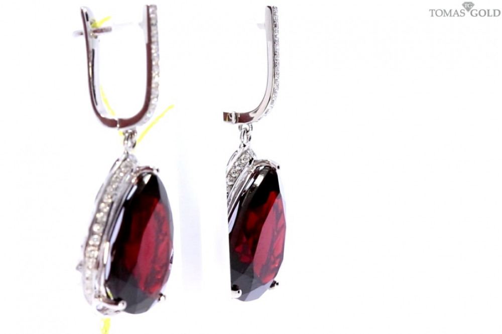 Golden earrings with garnet