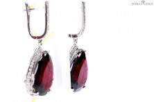 Golden earrings with garnet