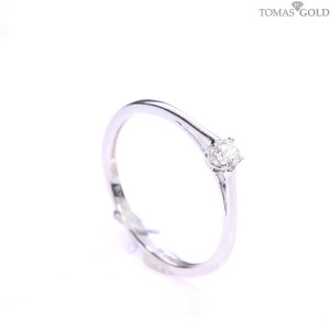 Gold ring with diamond