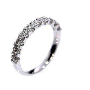 Золотое кольцо с драгоценными камнями