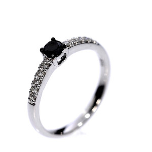 Auksinis žiedas su brangakmeniais