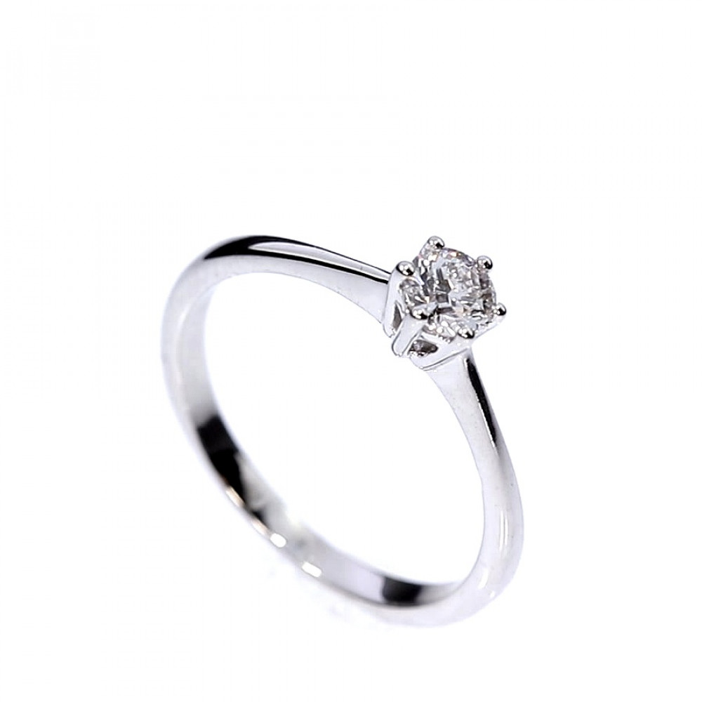 Gold ring with diamond