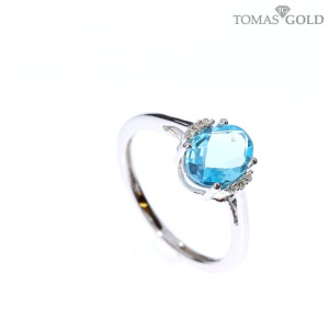 Gold ring with Lodon topaz