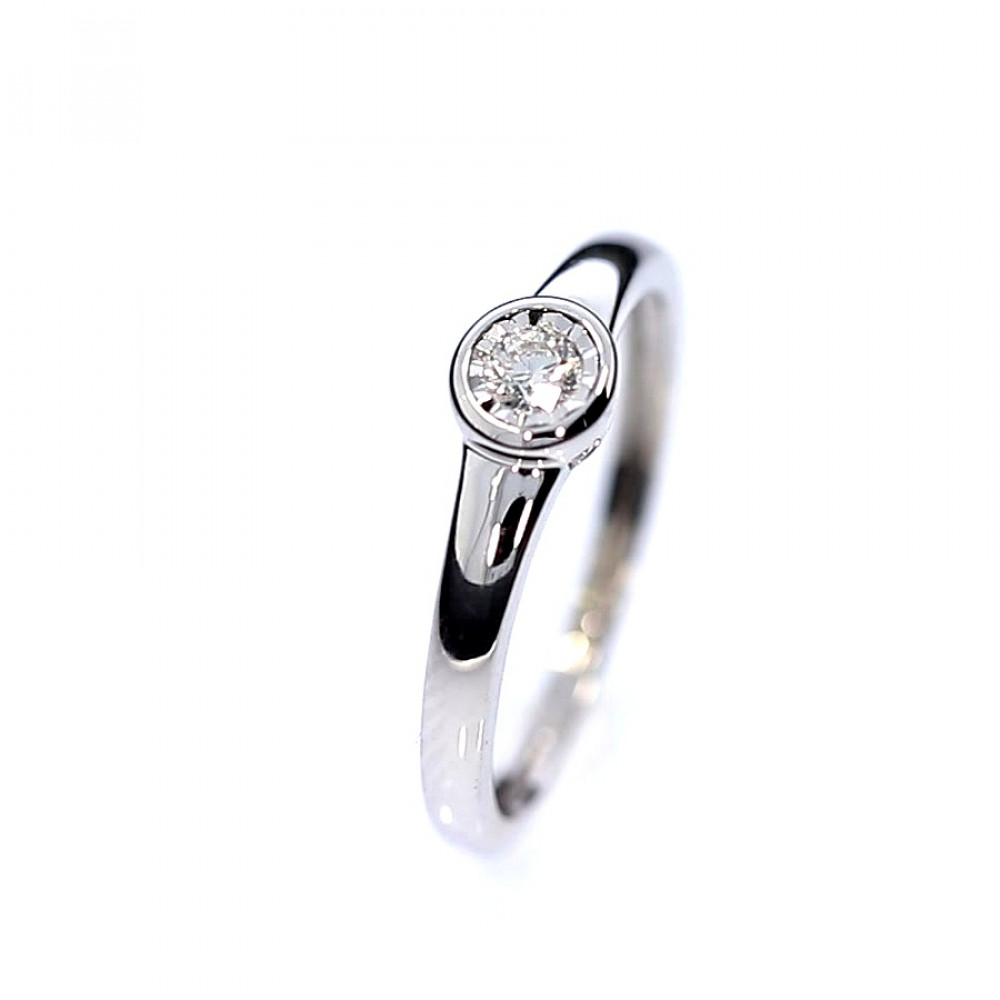 Gold ring with diamond