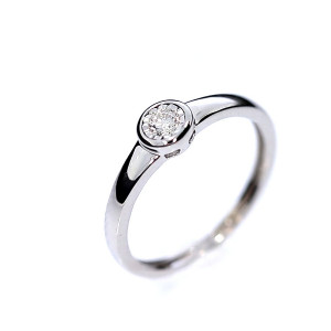 Gold ring with diamond