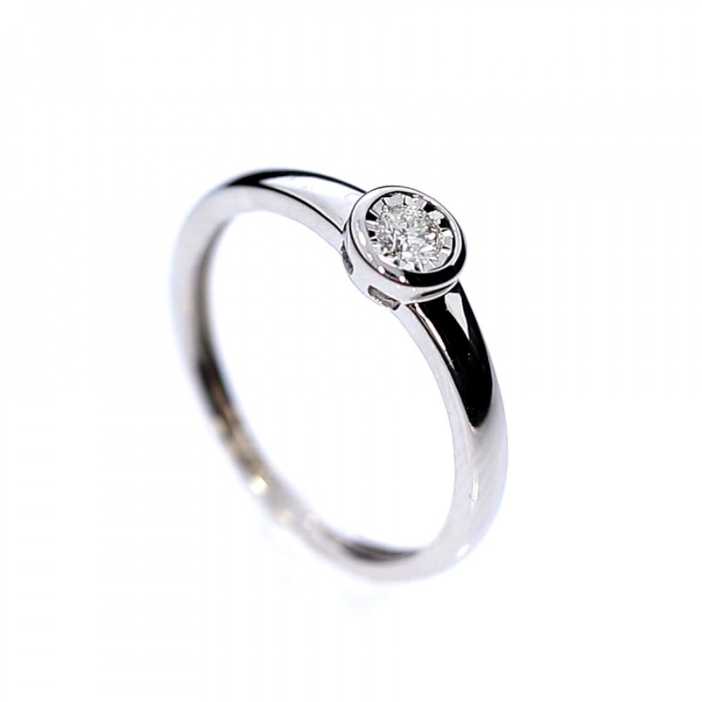 Gold ring with diamond