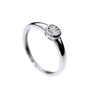 Gold ring with diamond