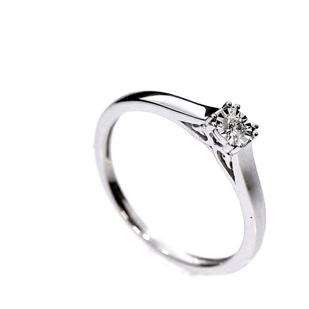 Gold ring with diamond