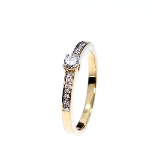 Золотое кольцо с драгоценными камнями