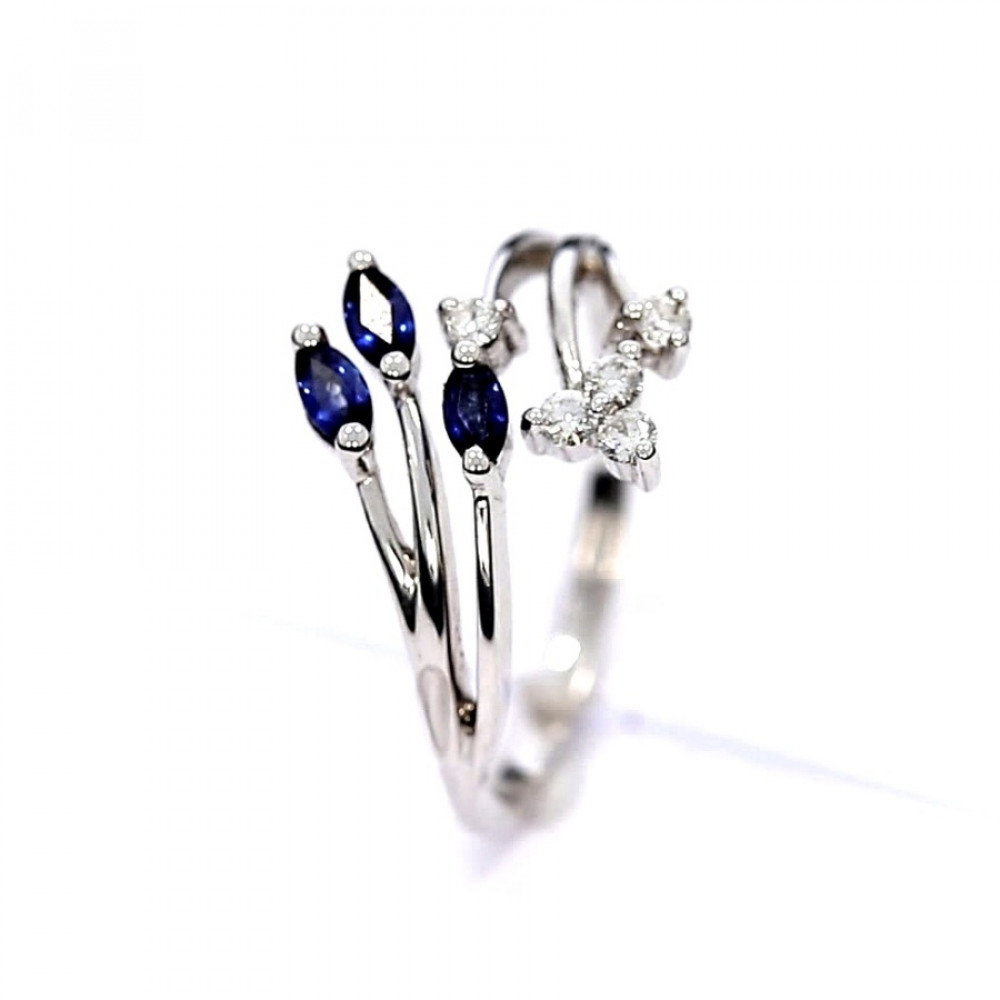 Gold ring with sapphire