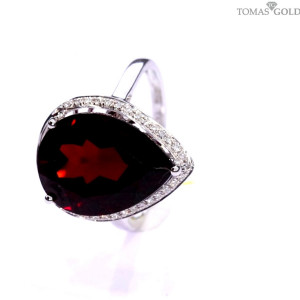 Gold ring with garnet