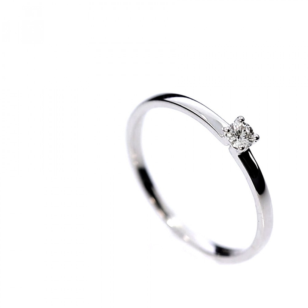 Gold ring with diamond