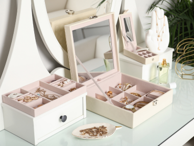 WHAT EVERY WOMAN SHOULD HAVE IN HER JEWELRY BOX?