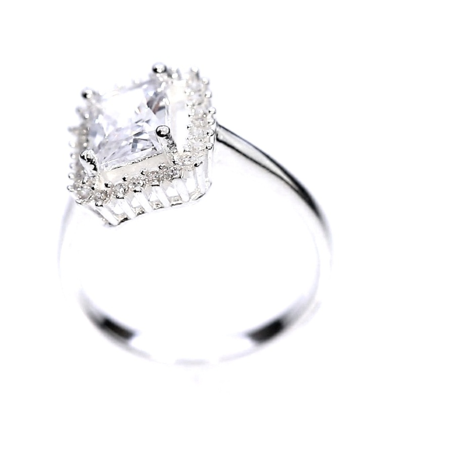 Hõbesõrmus tsirkoonidega