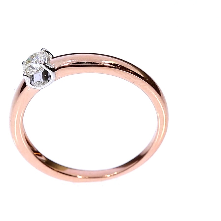 Gold ring with diamond