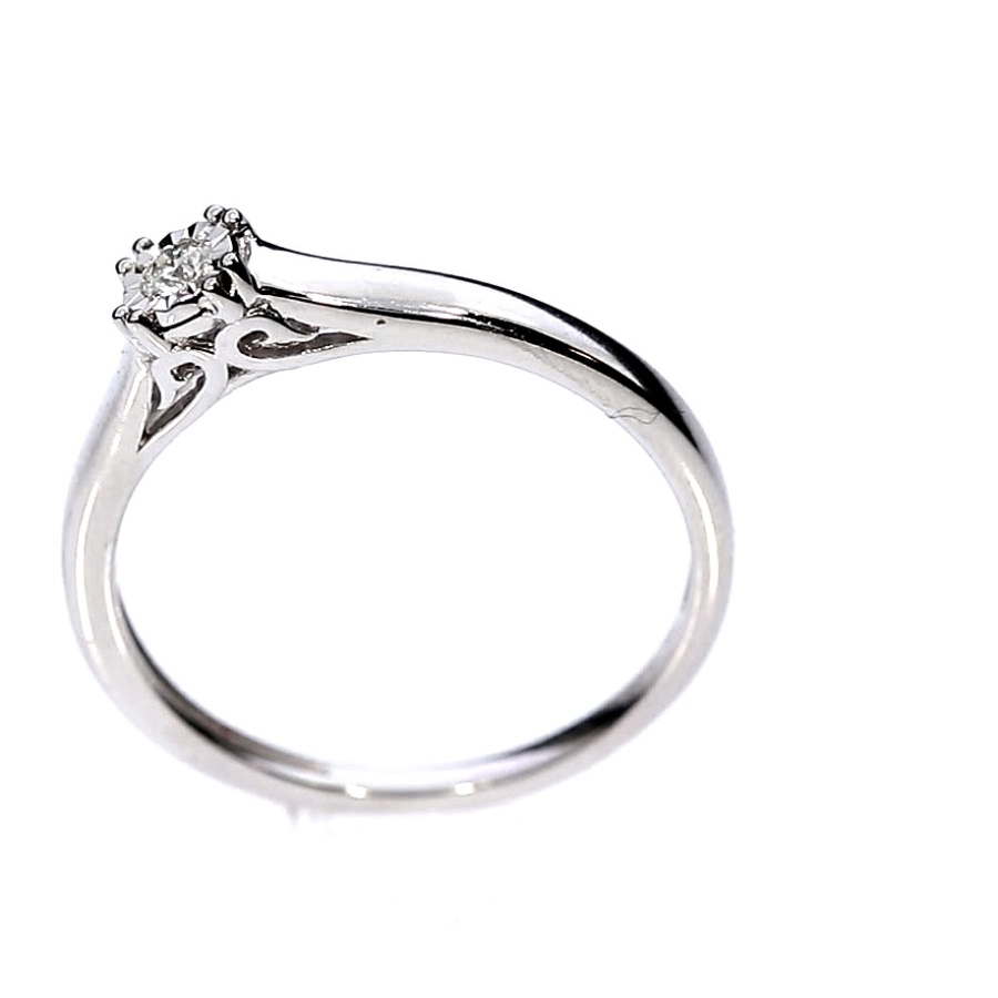 Gold ring with diamond