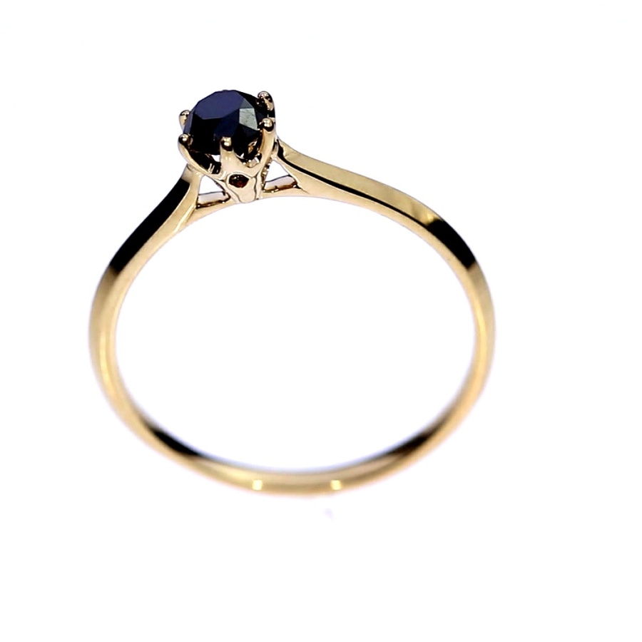 Vääriskividega kuldsõrmus