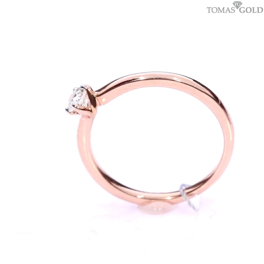 Gold ring with diamond